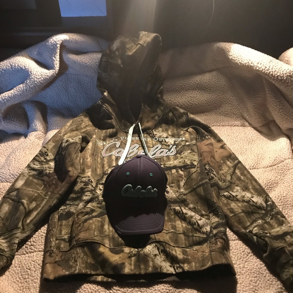 Cabelas hoodie Size medium and hat